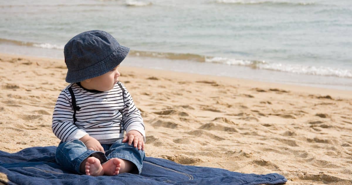 cuidados para o passeio na praia com o bebê