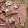 Saída Maternidade Olivia com Macacão Casaco e Manta Bebê Menina Tricô Rosê 3 Peças Luxo
